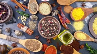 Baharat ve baharat kompozisyon masada yemek pişirmek için