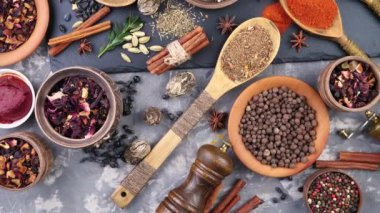 Baharat ve baharat kompozisyon masada yemek pişirmek için