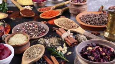 Baharat ve baharat kompozisyon masada yemek pişirmek için