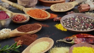 Baharat ve baharat kompozisyon masada yemek pişirmek için