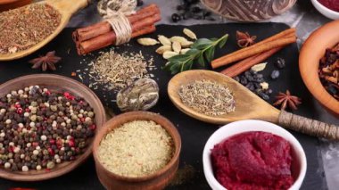 Baharat ve baharat kompozisyon masada yemek pişirmek için