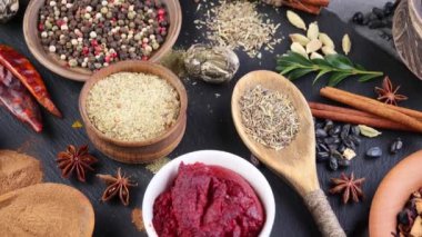 Baharat ve baharat kompozisyon masada yemek pişirmek için