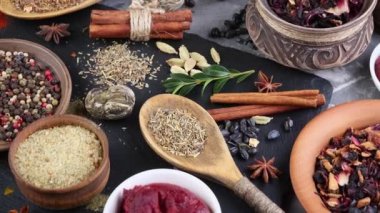 Baharat ve baharat kompozisyon masada yemek pişirmek için