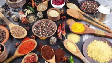 Baharat ve baharat kompozisyon masada yemek pişirmek için