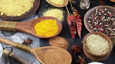 Baharat ve baharat kompozisyon masada yemek pişirmek için