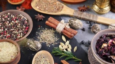 Baharat ve baharat kompozisyon masada yemek pişirmek için