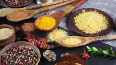 Baharat ve baharat kompozisyon masada yemek pişirmek için