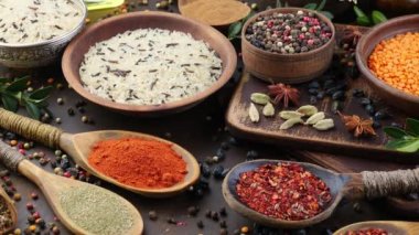 Baharat ve baharat kompozisyon masada yemek pişirmek için