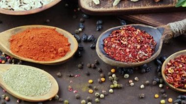 Baharat ve baharat kompozisyon masada yemek pişirmek için