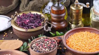 Baharat ve baharat kompozisyon masada yemek pişirmek için