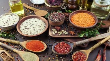 Baharat ve baharat kompozisyon masada yemek pişirmek için