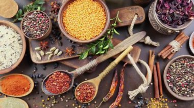 Baharat ve baharat kompozisyon masada yemek pişirmek için