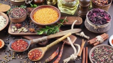 Baharat ve baharat kompozisyon masada yemek pişirmek için