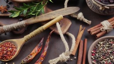 Baharat ve baharat kompozisyon masada yemek pişirmek için