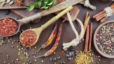 Baharat ve baharat kompozisyon masada yemek pişirmek için