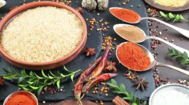 Baharat ve baharat kompozisyon masada yemek pişirmek için