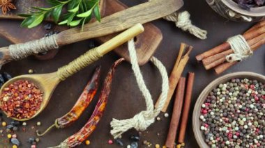 Baharat ve baharat kompozisyon masada yemek pişirmek için