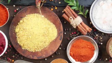 Baharat ve baharat kompozisyon masada yemek pişirmek için