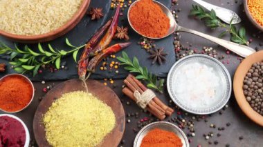 Baharat ve baharat kompozisyon masada yemek pişirmek için