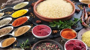 Baharat ve baharat kompozisyon masada yemek pişirmek için