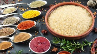 Baharat ve baharat kompozisyon masada yemek pişirmek için