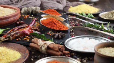 Baharat ve baharat kompozisyon masada yemek pişirmek için