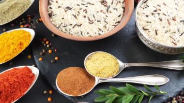 Baharat ve baharat kompozisyon masada yemek pişirmek için