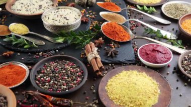 Baharat ve baharat kompozisyon masada yemek pişirmek için