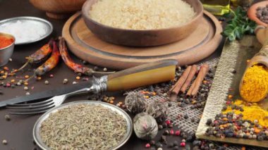 Baharat ve baharat kompozisyon masada yemek pişirmek için