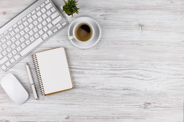 Masanın üzerinde hafif bir arka plan iş öğeleri görüntülemek en baştan