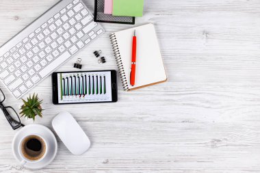 Masanın üzerinde hafif bir arka plan iş öğeleri görüntülemek en baştan