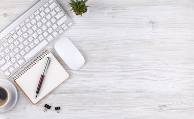 Masanın üzerinde hafif bir arka plan iş öğeleri görüntülemek en baştan