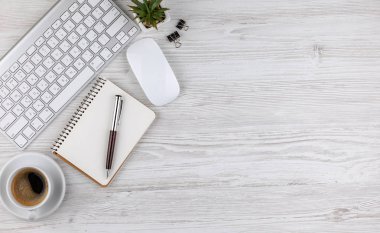 Masanın üzerinde hafif bir arka plan iş öğeleri görüntülemek en baştan