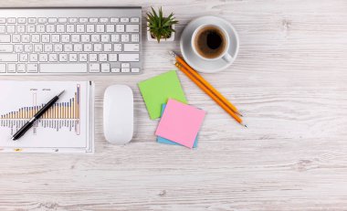 Masanın üzerinde hafif bir arka plan iş öğeleri görüntülemek en baştan