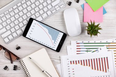 Masanın üzerinde hafif bir arka plan iş öğeleri görüntülemek en baştan