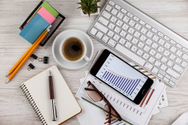 Masanın üzerinde hafif bir arka plan iş öğeleri görüntülemek en baştan