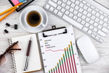 Masanın üzerinde hafif bir arka plan iş öğeleri görüntülemek en baştan