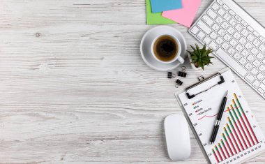 Masanın üzerinde hafif bir arka plan iş öğeleri görüntülemek en baştan