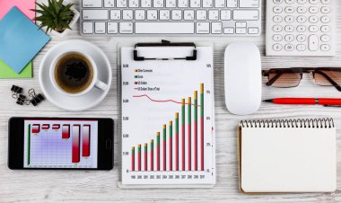 Masanın üzerinde hafif bir arka plan iş öğeleri görüntülemek en baştan