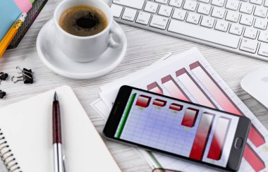 Masanın üzerinde hafif bir arka plan iş öğeleri görüntülemek en baştan