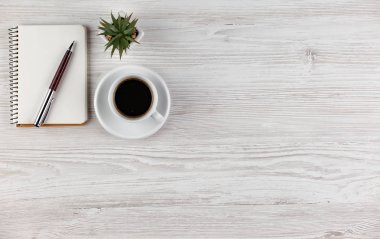 Masanın üzerinde hafif bir arka plan iş öğeleri görüntülemek en baştan