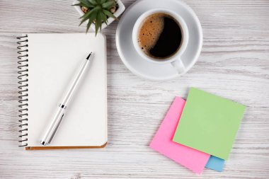 Masanın üzerinde hafif bir arka plan iş öğeleri görüntülemek en baştan