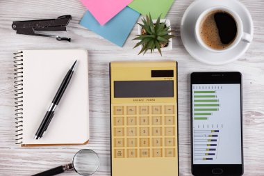 Masanın üzerinde hafif bir arka plan iş öğeleri görüntülemek en baştan