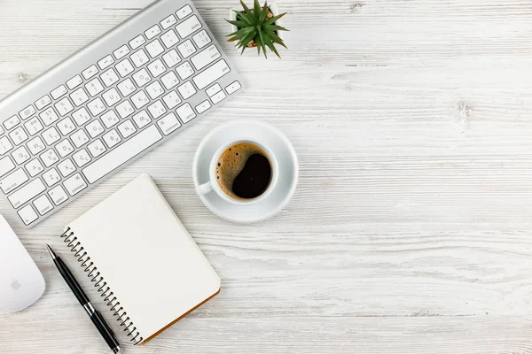 Masanın üzerinde hafif bir arka plan iş öğeleri görüntülemek en baştan