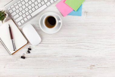 Masanın üzerinde hafif bir arka plan iş öğeleri görüntülemek en baştan