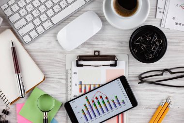 Masanın üzerinde hafif bir arka plan iş öğeleri görüntülemek en baştan