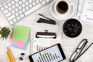 Masanın üzerinde hafif bir arka plan iş öğeleri görüntülemek en baştan