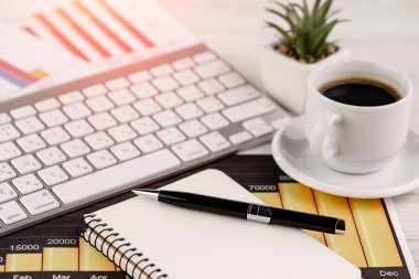 Masanın üzerinde hafif bir arka plan iş öğeleri görüntülemek en baştan