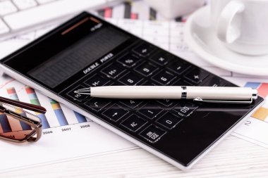 Masanın üzerinde hafif bir arka plan iş öğeleri görüntülemek en baştan