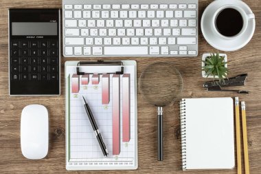 Masanın üzerinde hafif bir arka plan iş öğeleri görüntülemek en baştan